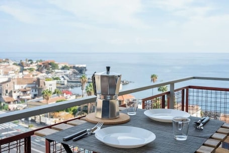 Outdoor dining. Bright Sea View Apartment