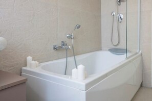 Shower, hair dryer, bidet, towels