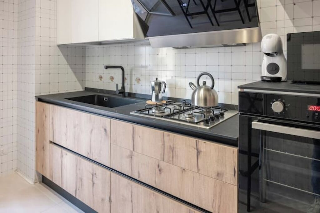 Frigorífico, microondas, horno y placa de cocina