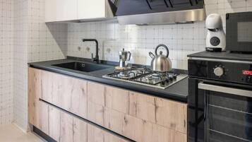 Frigorífico, microondas, horno y placa de cocina