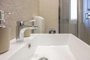 Doccia, asciugacapelli, bidet, asciugamani