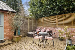 Outdoor dining - The Hop Store - sleeps 2 guests  in 1 bedroom (Ledbury,)
