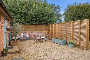 Outdoor dining - The Hop Store - sleeps 2 guests  in 1 bedroom (Ledbury,)