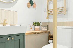 Bathroom - The Hop Store - sleeps 2 guests  in 1 bedroom (Ledbury,)