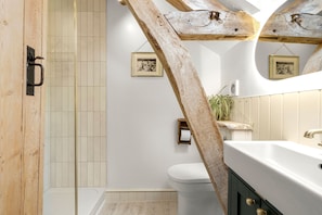 Bathroom - Welsh Cottage - sleeps 2 guests  in 1 bedroom (Ledbury,)