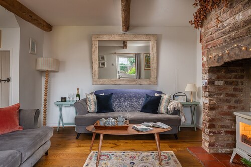 Hop Pickers Cottage - sleeps 4 guests  in 2 bedrooms