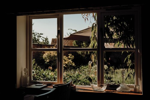 Hop Pickers Cottage - sleeps 4 guests  in 2 bedrooms