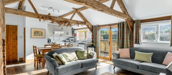 Long Barn - sleeps 5 guests  in 2 bedrooms