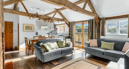 Long Barn - sleeps 5 guests in 2 bedrooms