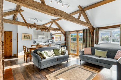 Long Barn - sleeps 5 guests in 2 bedrooms