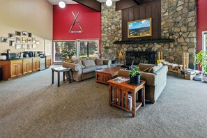 Smart TV, fireplace - Mount Maurice Manor ~ COZY STUDIO WITH KITCHENETTE, POOL, HOT TUB! (Red Lodge)