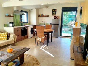 Fridge, oven, stovetop, dishwasher - Renovated apartment within walking distance of the lively village of Flayosc (Flayosc)
