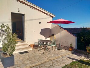 Outdoor dining - Renovated apartment within walking distance of the lively village of Flayosc (Flayosc)