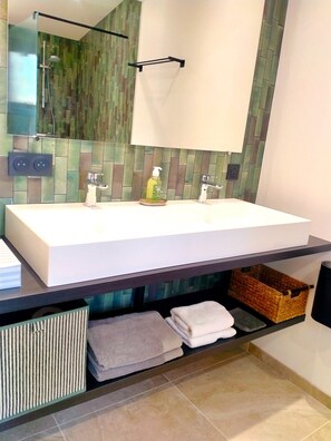 Shower, hair dryer, soap - Renovated apartment within walking distance of the lively village of Flayosc (Flayosc)