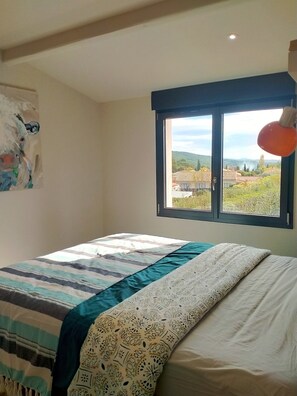 1 slaapkamer, een strijkplank/strijkijzer, wifi, beddengoed