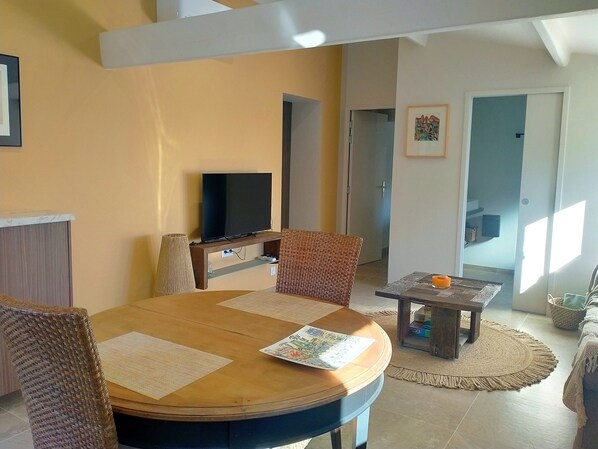 Dining - Renovated apartment within walking distance of the lively village of Flayosc (Flayosc)