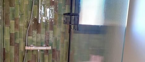 Douche, séchoir à cheveux, savon