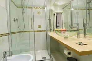 Dusche, Haartrockner, Bidet, Handtücher