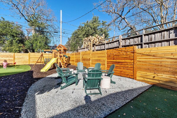 Outdoor dining - NEW! The Green - MiniGolf+PingPong+Games+Firepit in Augusta, GA (Augusta)