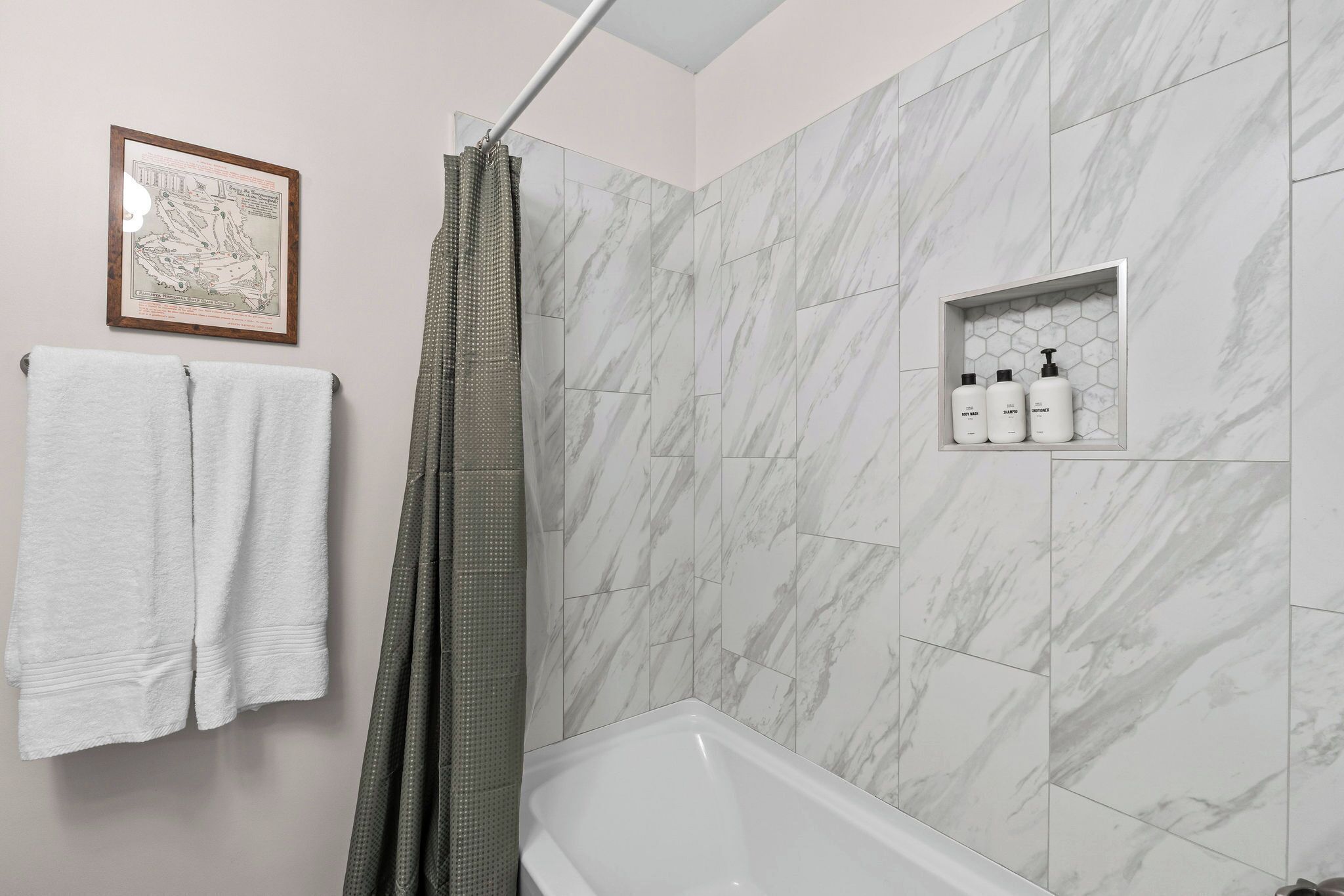 Douche, sèche-cheveux, serviettes fournies, savon