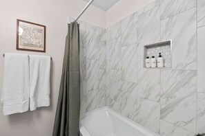 Douche, sèche-cheveux, serviettes fournies, savon