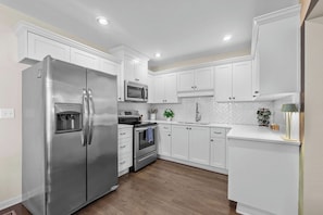 Microwave, oven, stovetop, dishwasher - NEW! The Green - MiniGolf+PingPong+Games+Firepit in Augusta, GA (Augusta)