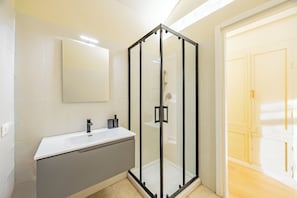 Douche, sèche-cheveux, bidet, serviettes fournies