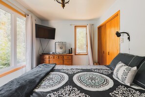 5 bedrooms, desk, WiFi, bed sheets