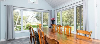 Avalon Cottage ! Spacious family cottage in Lambton Shores!