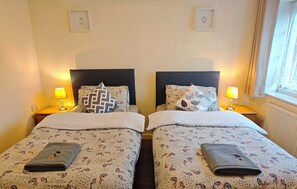 3 bedrooms, iron/ironing board, WiFi, bed sheets - Modern Family Retreat – Near Gosport Ferry, Portsmouth & Stokes Bay Beach (Gosport)