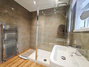 Shower, hair dryer, towels, soap - Modern Family Retreat – Near Gosport Ferry, Portsmouth & Stokes Bay Beach (Gosport)