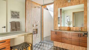 Douche, sĂšche-cheveux, serviettes fournies, savon