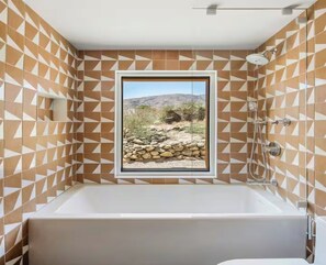 Een douche, een haardroger, handdoeken, zeep
