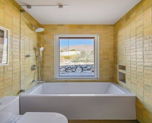 Een douche, een haardroger, handdoeken, zeep