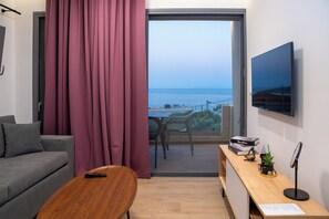 Estudio, vistas al mar | Zona de estar | Smart TV de 32 pulgadas con canales digitales