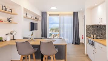 Apartment, 1 Schlafzimmer, Gartenblick | Wohnbereich | 32-Zoll-Smart-TV mit Digitalempfang