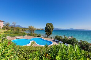 Outdoor pool - San Sivino 108 Lake View with Pool (Manerba del Garda)