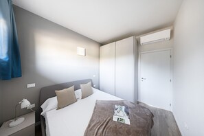 1 bedroom, iron/ironing board, free WiFi, bed sheets - San Sivino 108 Lake View with Pool (Manerba del Garda)