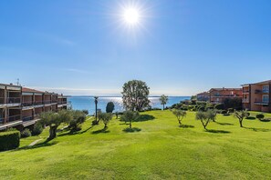 A hotel with a sea view, a large lawn, and a prominent tree in the center. - San Sivino 108 Lake View with Pool (Manerba del Garda)