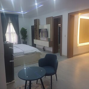 Habitación familiar, balcón, vista a la ciudad | Escritorio, espacio para trabajar con laptop y cortinas blackout 