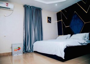 Family Room, Balcony, City View | Meja, ruang kerja komputer riba, langsir/tirai gelap terus, kalis bunyi 