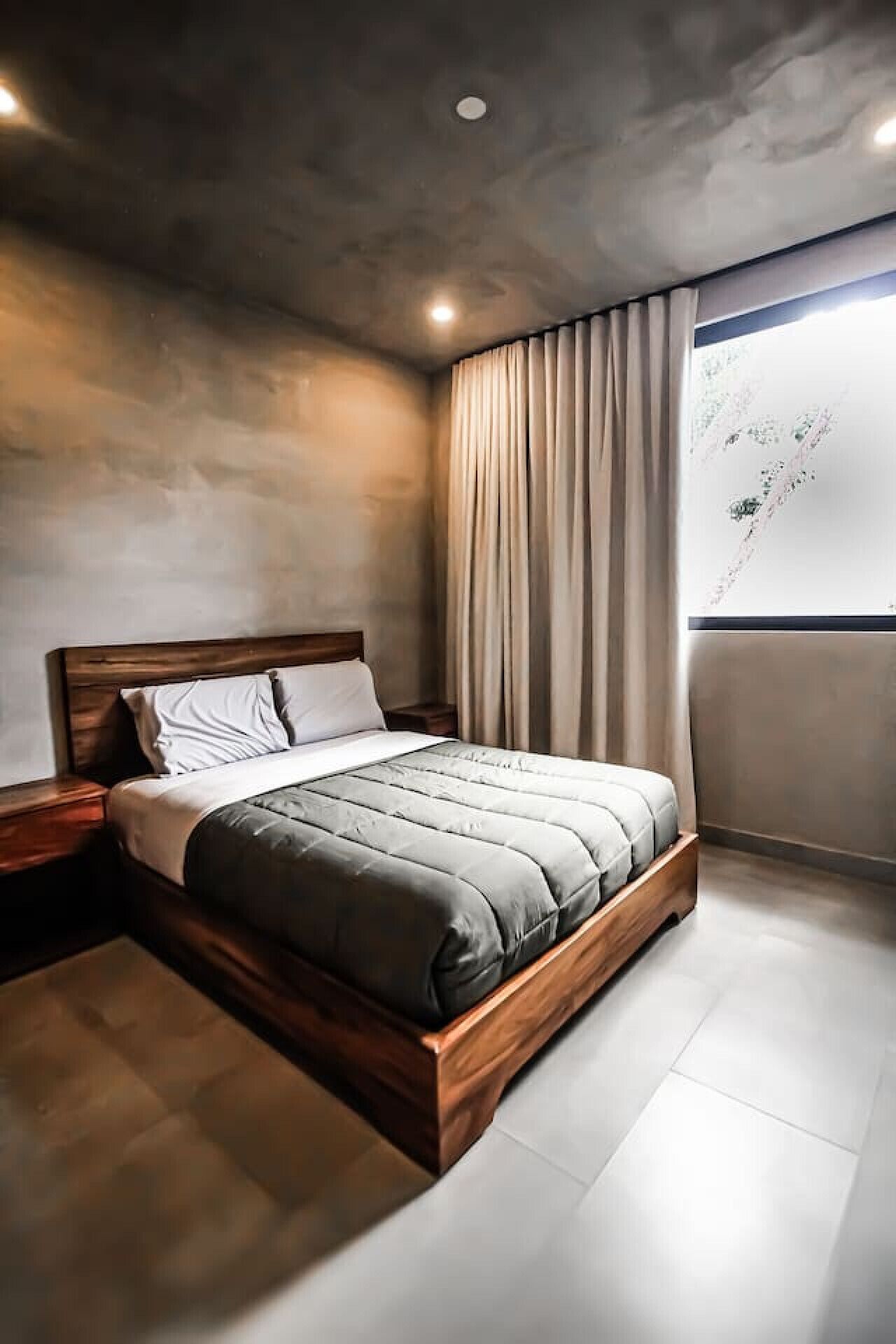 Desk, travel cot, WiFi, bed sheets