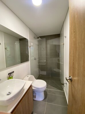 Shower, towels, soap, toilet paper - Oneliving comfortable and functional apartment (Envigado)