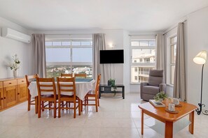 Dining - Apt Camões 7 F – Beachfront, Wi-Fi, Air Conditioning & Pool (Armação de Pêra)