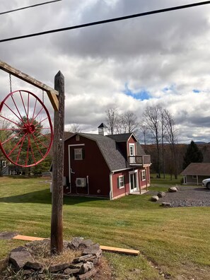 Property grounds - Cozy Mountain Cabin Minutes from ski resorts - Unit A (Hensonville)
