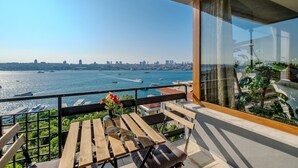 Outdoor dining - Duplex Flat w Panoramic Bosphorus View and Terrace (Istanbul)