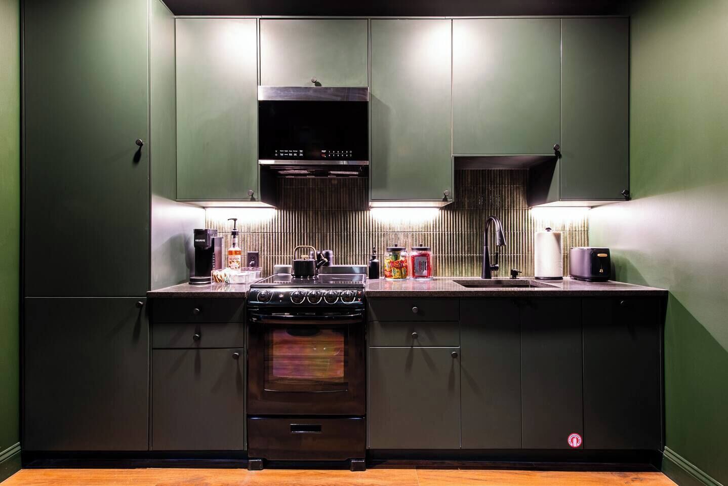 Kühlschrank, Mikrowelle, Ofen, Herdplatte