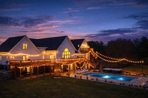 Heated Pool~2 hottubs~ Barrel Sauna~Theatre~Arcade~Game Room~PS5 Lounge~ 16 BEDS