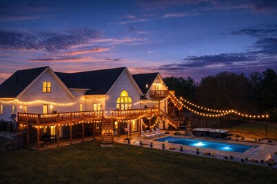 Heated Pool~2 hottubs~ Barrel Sauna~Theatre~Arcade~Game Room~PS5 Lounge~ 16 BEDS