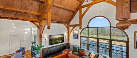 TV connectée, cheminée, jeux vidéo, table de tennis de table